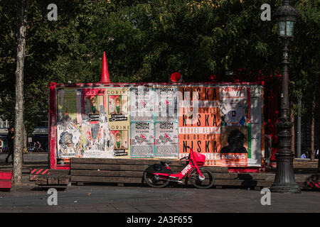 Journée ensoleillée dans les rues de Paris Banque D'Images