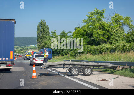 Tatabanya, Hongrie - 25 juin 2019 : accident de voiture survenue sur l'autoroute. Voiture renversée endommagé après collision, ambulance, voiture de police et la plate-forme déployée Banque D'Images