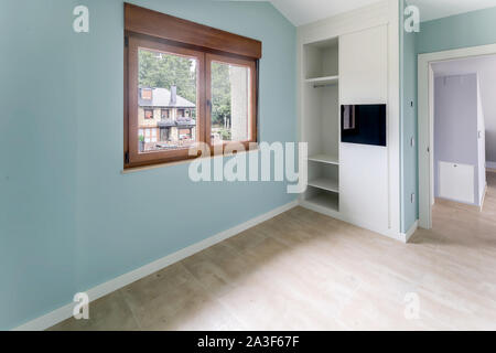 Nouvelle belle chambre avec grande fenêtre vide. Cette chambre moderne d'intérieur. Banque D'Images