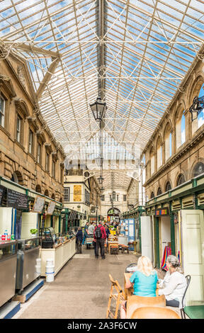 Marché de Saint Nicolas est un marché dynamique dans une arcade géorgienne offrant un mélange de stands indépendants, de petites échoppes et de l'alimentation. Bristol. L'Angleterre. UK. Banque D'Images