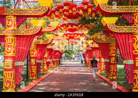 Franklin Square Park, vue de l'intérieur des arches chinois coloré Franklin Square Park au cours de la Chinese Lantern Festival, Philadelphia, USA Banque D'Images