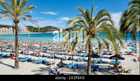 Majorque, Spain-May 27, 2019 : Beaucoup de gens l'été soleil vacances sur la pittoresque plage Mer Méditerranée turquoise bay, El Toro Banque D'Images