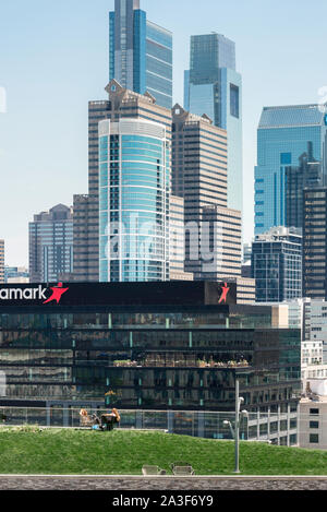 Centre-ville de Philadelphie, vue sur le centre-ville de Philadelphie depuis le toit vert de l'ACEI avec deux jeunes femmes en premier plan, Pennsylvanie, États-Unis Banque D'Images