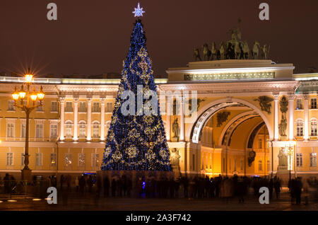 Nuit beau paysage avec arbre de Noël sur l'arrière-plan de l'arche de l'état-major général avec l'éclairage de nuit de fête avec peo non identifiés Banque D'Images