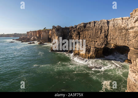 Vue panoramique de la Boca do Inferno (la bouche de l'Enfer) à Cascais, Portugal, sur une journée ensoleillée. C'est un abîme en mer falaise et attraction touristique populaire. Banque D'Images