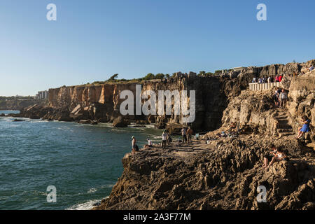 Les pêcheurs et les touristes à la Boca do Inferno (la bouche de l'Enfer) à Cascais, Portugal, sur une journée ensoleillée. Banque D'Images