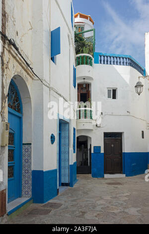 Vieille rue étroite dans la médina d'Asilah, Maroc Banque D'Images