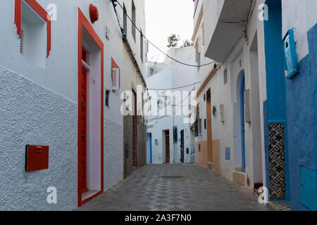 Vieille rue étroite colorés dans la médina d'Asilah, Maroc Banque D'Images