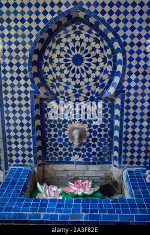 Belle eau fontaine décorée de carreaux marocains à Asilah, Maroc Banque D'Images