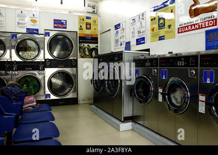 ANTIPOLO CITY, PHILIPPINES - 4 octobre, 2019 : machines à laver et séchoirs de spin à l'intérieur self service boutique de linge ou une laverie automatique. Banque D'Images