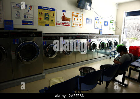 ANTIPOLO CITY, PHILIPPINES - 4 octobre, 2019 : machines à laver et séchoirs de spin à l'intérieur self service boutique de linge ou une laverie automatique. Banque D'Images