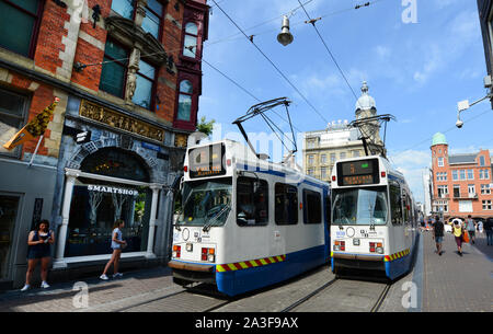 Les Trams sur Leidsestraat à Amsterdam. Banque D'Images