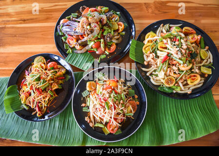 Salade de papaye servi sur table à manger / Salade de papaye verte spicy thai food sur la plaque avec le maïs légumes frais herbes et épices fruits de mer Crabe Crevettes nood Banque D'Images