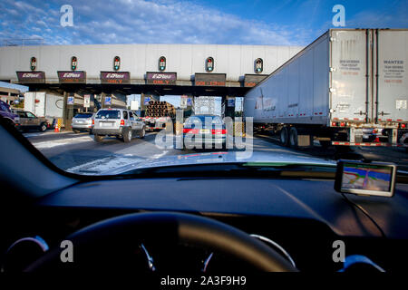 Le point de droit de trafic entrant dans le George Washington Bridge du Fort Lee, dans le New Jersey. Mais tous une voie fermée le 12 septembre 2013 après l'ordre de la charge de gouverneur Chris Christie (pas en photo) , aurait été en représailles contre le Fort Lee Maire Mark Sokolich (pas en photo). Sokolich ont refusé Gov. Christie pour ré-élection. Banque D'Images