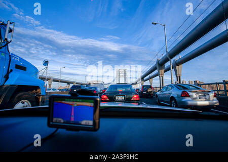 Le point de droit de trafic entrant dans le George Washington Bridge du Fort Lee, dans le New Jersey. Mais tous une voie fermée le 12 septembre 2013 après l'ordre de la charge de gouverneur Chris Christie (pas en photo) , aurait été en représailles contre le Fort Lee Maire Mark Sokolich (pas en photo). Sokolich ont refusé Gov. Christie pour ré-élection. Banque D'Images