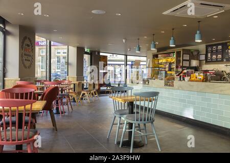 Intérieur d'un café Costa, Axminster, Devon. Banque D'Images