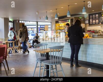 Intérieur d'un café Costa, Axminster, Devon. Banque D'Images