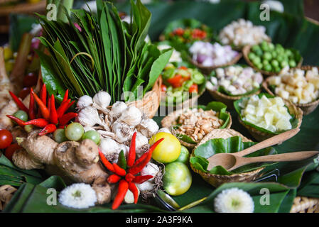 Herbes et épices soupe épicée ingrédients légumes frais pour Tom Yum thai à la citronnelle ail galanga chili feuilles de lime sur le plateau , tomate Banque D'Images