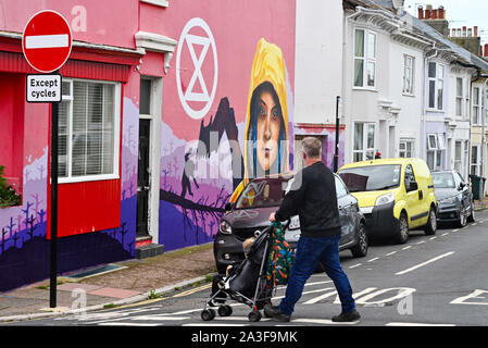 Brighton UK 8 Octobre 2019 - une grande fresque de l'adolescente suédoise Greta activiste changement climatique Thunberg est apparu récemment sur un mur dans la région d'Hanovre de Brighton. Crédit : Simon Dack / Alamy Live News Banque D'Images