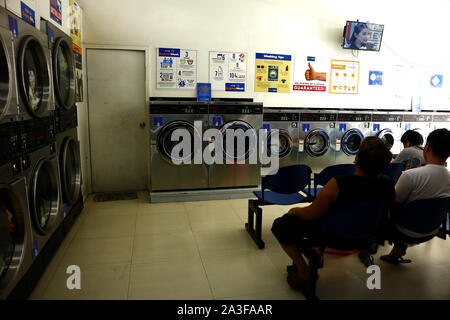 ANTIPOLO CITY, PHILIPPINES - 4 octobre, 2019 : machines à laver et séchoirs de spin à l'intérieur self service boutique de linge ou une laverie automatique. Banque D'Images