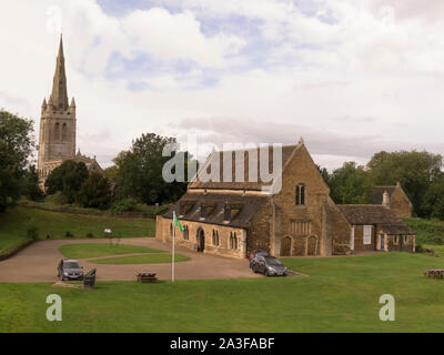 Vue vers le bas au Grand Hall du Château d'Oakham et l'impressionnant clocher de l'église All Saints Oakham Rutland Angleterre East Midlands UK Banque D'Images