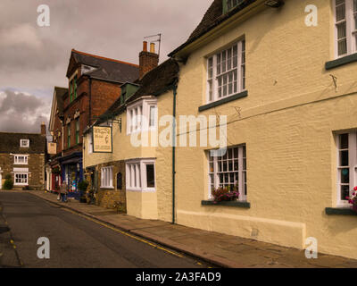 Les propriétés historiques du marché Oakham Rutland Angleterre East Midlands UK ville du comté de Rutland avec les boutiques de l'hôtel et restaurant Chinois Banque D'Images