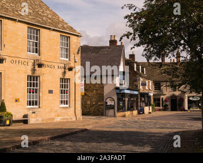 Vue depuis la croix de beurre de place du marché et impressionnant bâtiment du bureau de poste en centre ville d'Oakham Rutland Angleterre East Midlands UK Banque D'Images