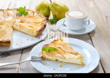 Maison de style français dessert Tarte aux poires avec du fromage, servi avec une tasse de cappuccino Banque D'Images