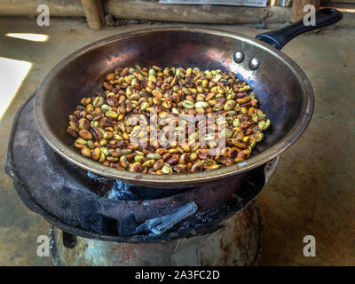 La torréfaction des grains de café traditionnel avec pan et le charbon en Ethiopie, la naissance du café Banque D'Images