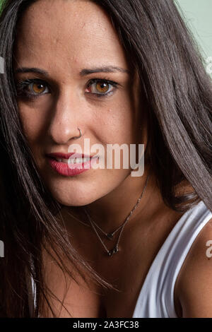 Éclairage studio portrait d'une jeune femme avec des yeux expressifs Banque D'Images