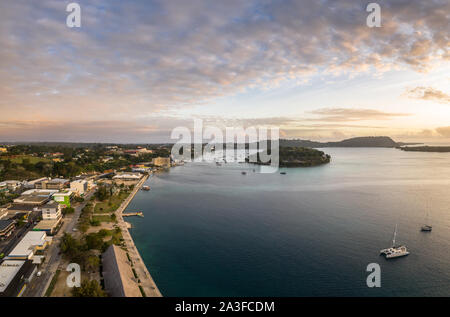 Panorama de l'antenne et la ville de Port Vila Iririki island au Vanuatu capitale au coucher du soleil. Banque D'Images