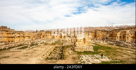 Murs et colonnes en ruines antiques de Grand cour du temple de Jupiter, vallée de la Bekaa, Baalbeck, au Liban Banque D'Images