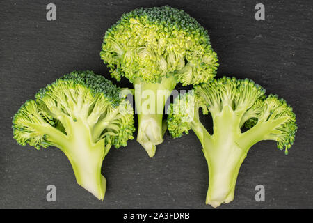 Groupe d'un ensemble de deux moitiés de brocoli vert frais flatlay sur pierre gris Banque D'Images