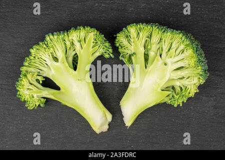 Groupe de deux moitiés de brocoli vert frais flatlay sur pierre gris Banque D'Images