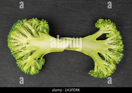 Groupe de deux moitiés de brocoli vert frais flatlay sur pierre gris Banque D'Images