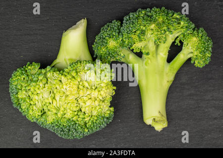 Groupe de deux moitiés de brocoli vert frais flatlay sur pierre gris Banque D'Images