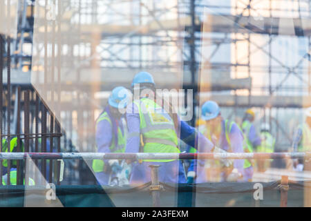 Les travailleurs du travail sur un chantier de travail Banque D'Images