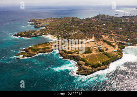 Vue aérienne de la côte sauvage de Nusa Lembongan autour du point de vue des larmes du diable à Bali, Indonésie Banque D'Images