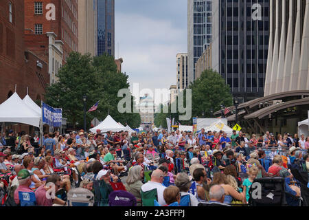 Foule à l'Wide Open Bluegrass Festival de Raleigh, NC profiter de la musique Banque D'Images