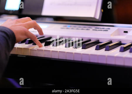 Musicien sur piano électrique joue dans l'orchestre de la musique live dans le restaurant Banque D'Images