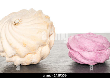 Groupe de deux entiers et frais zefir pastel sur pierre gris isolé sur fond blanc Banque D'Images