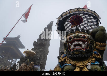 Le Pura Ulun Danu Batur hindouisme balinais temple sur un jour brumeux à Kintamani à Bali, Indonésie Banque D'Images