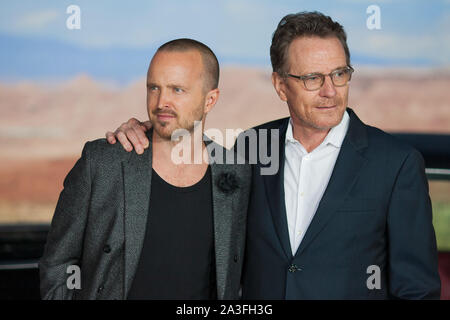 LOS ANGELES, CA - 7 octobre : Aaron Paul, Bryan Cranston à la première de El Camino : un mauvais film de rupture au Regency Village de Westwood, Californie le 7 octobre 2019. Crédit : Tony Forte/MediaPunch Banque D'Images