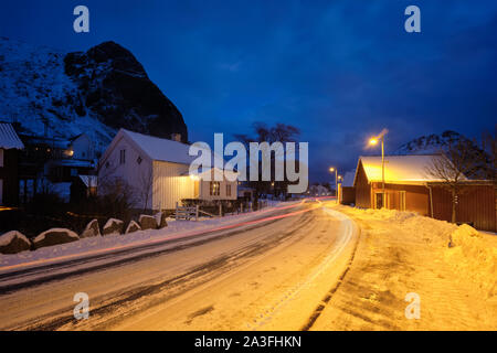 Road à Ramberg village avec des maisons traditionnelles de rorbue rouge dans la nuit, la Norvège Banque D'Images