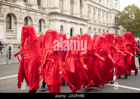 Londres, Royaume-Uni. 7 octobre 2019. Rébellion Extinction manifestants vêtus de costumes rouges pendant deux semaines de protestation depuis longtemps à Londres. Crédit : Joe Keurig / Alamy News Banque D'Images