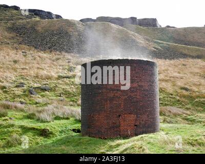 La Bichonnière haute ventilation de cheminée sur les Pennines du tabac comme une gare de chemin de fer traversent le tunnel entre Marsden Yorkshire et Lancashire Banque D'Images