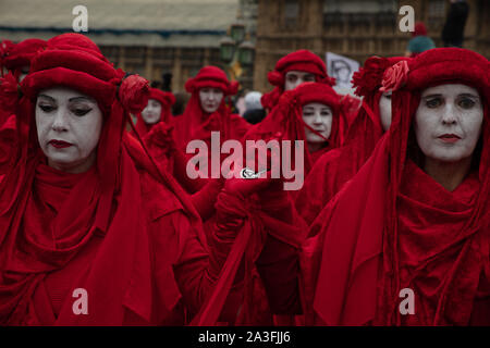 Londres, Royaume-Uni. 7 octobre 2019. Rébellion Extinction manifestants vêtus de costumes rouges pendant deux semaines de protestation depuis longtemps à Londres. Crédit : Joe Keurig / Alamy News Banque D'Images