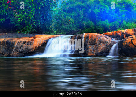 Belle rivière qui coule à travers la forêt luxuriante de Wayanad, Kerala, Inde Banque D'Images