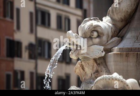 Un bec d'eau pour dauphin sur la Fontana del Pantheon à Rome. En arrière-plan peut être vu un bâtiment romain traditionnel autour de la piazza. Banque D'Images