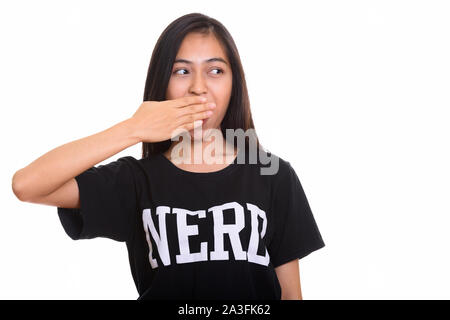 Studio shot of young Asian teenage girl nerd couvrant la bouche d'oeil Banque D'Images